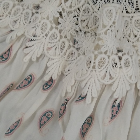 ❤️SOLD!❤️LA Hearts Lacey Paisley Floral Crop Top - Picture 4 of 8